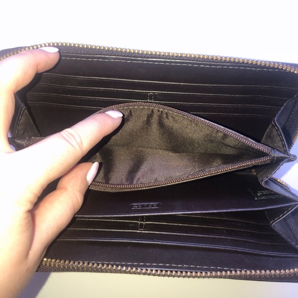 Coach Signature Wallet - Picture 5 of 7